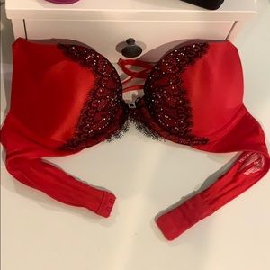 Victoria’s Secret Miraculous Plunge Bra (32A)
